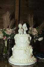 Load image into Gallery viewer, Vintage Style Wedding Cake precious moments figurines